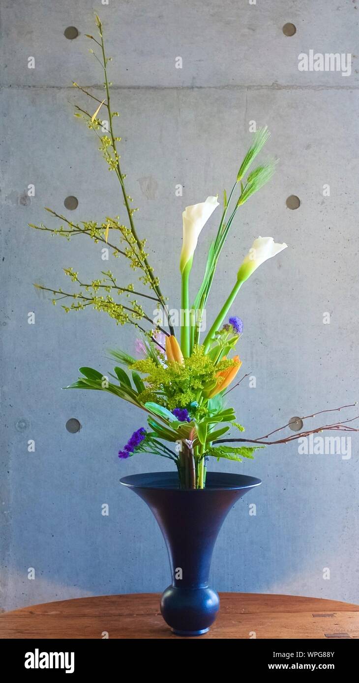Ikebana vase hi-res stock photography and images - Alamy