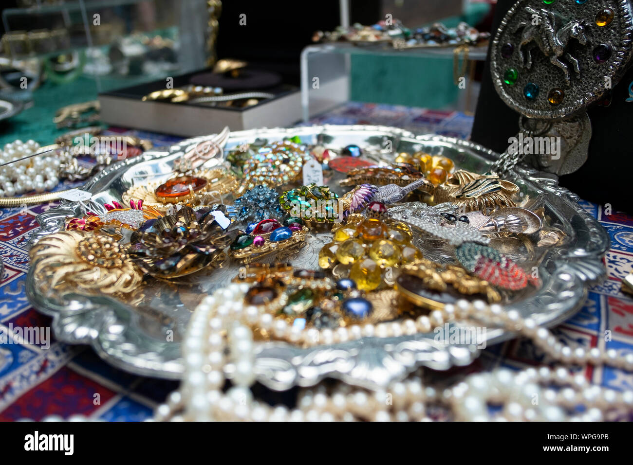 Vintage costume jewellery hi-res stock photography and images - Alamy
