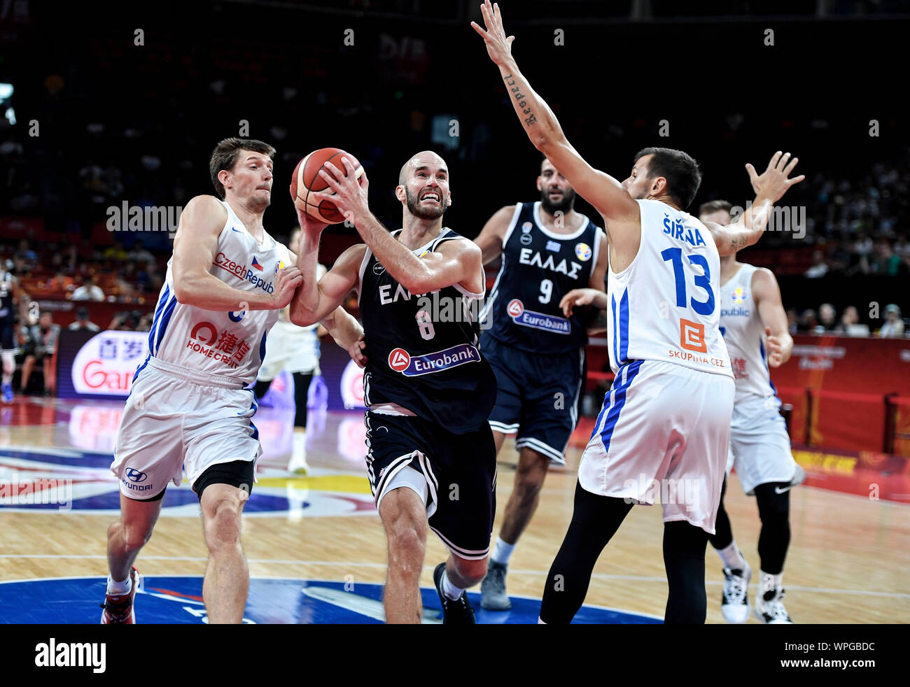 190909) -- SHENZHEN, Sept. 9, 2019 (Xinhua) -- Nick Calathes (front C) of  Greece goes up