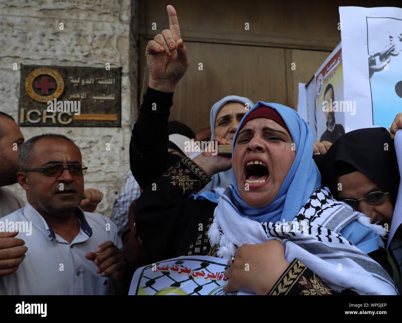 (190909) -- GAZA, Sept. 9, 2019 (Xinhua) -- Palestinians take part in a protest against the death of Palestinian prisoner Bassam al-Sayeh in Gaza City, Sept. 9, 2019. Bassam al-Sayeh from the northern West Bank city of Nablus, who suffered cancer, died in an Israeli prison. The Palestinians slammed Israel for medical negligence. (Photo by Yasser Qudih/Xinhua) Stock Photo