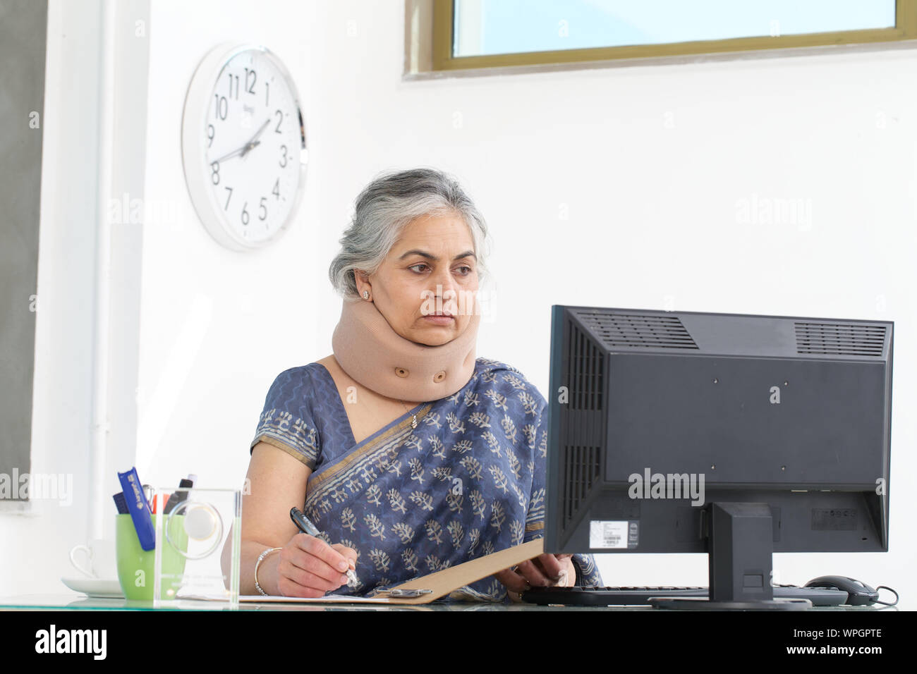 Neck brace woman hires stock photography and images Alamy