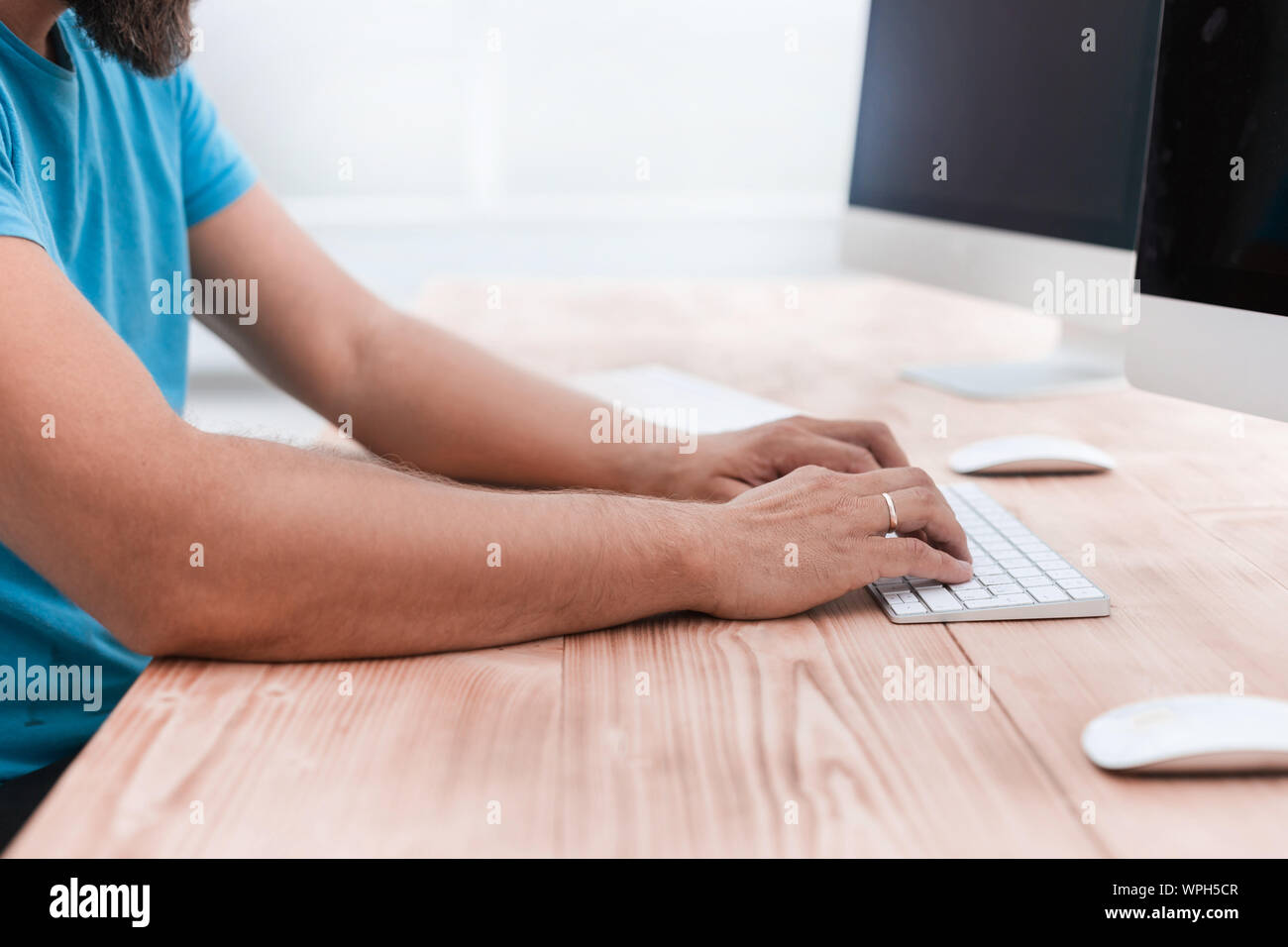 Hardworking office hi-res stock photography and images - Alamy