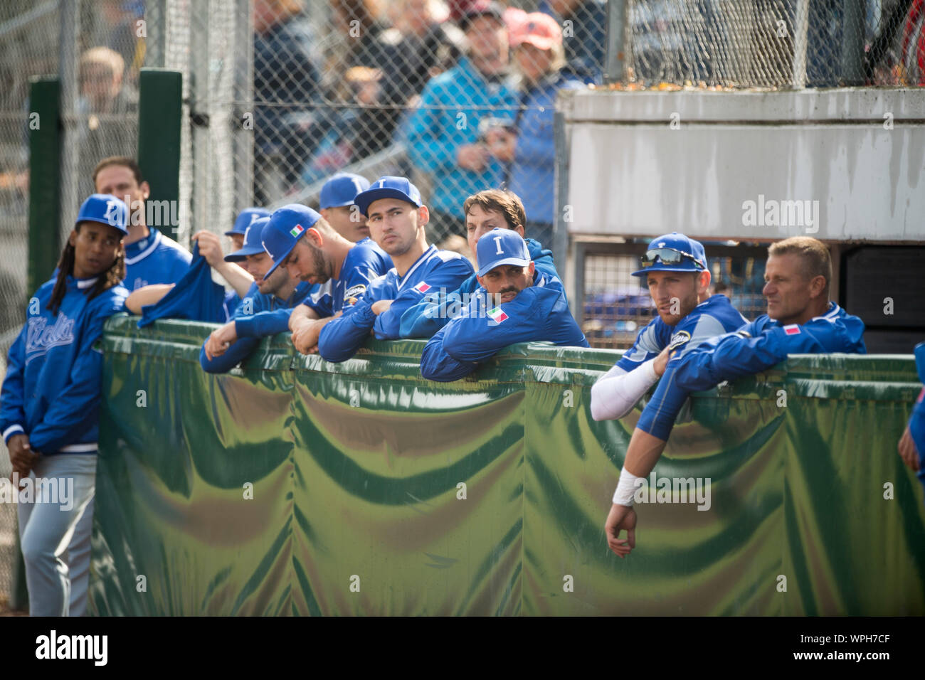 Bonn, Deutschland. 08th Sep, 2019. The Italian players in the Dugout watch  the game, Landscape, Baseball European Championship, 1st matchday, France  (FRA) - Italy (ITA), on 07.09.2019 in Bonn/Germany. | Usage worldwide