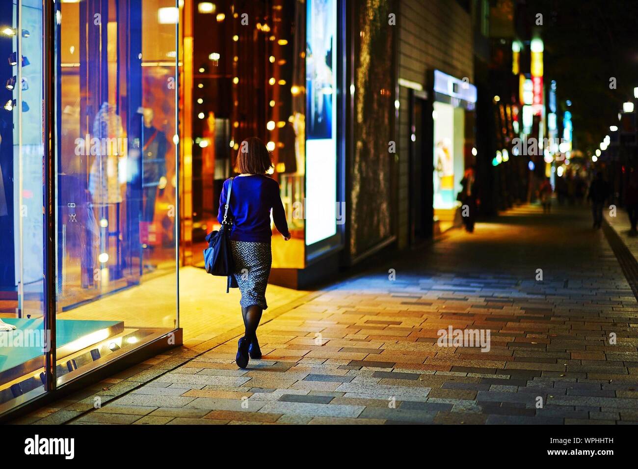 Women walking street night rear hi-res stock photography and images - Alamy
