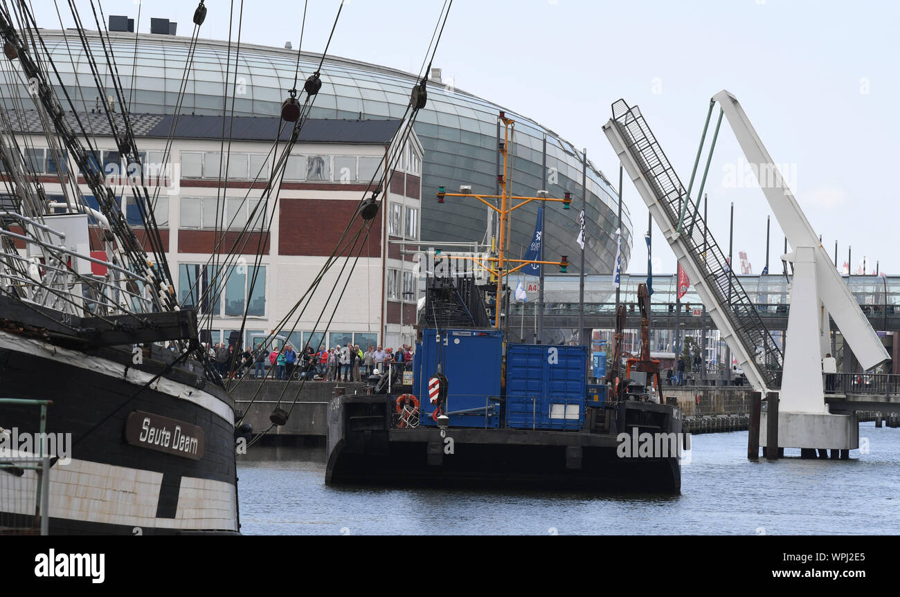 09 September 2019, Bremen, Bremerhaven A crane is on the right side of