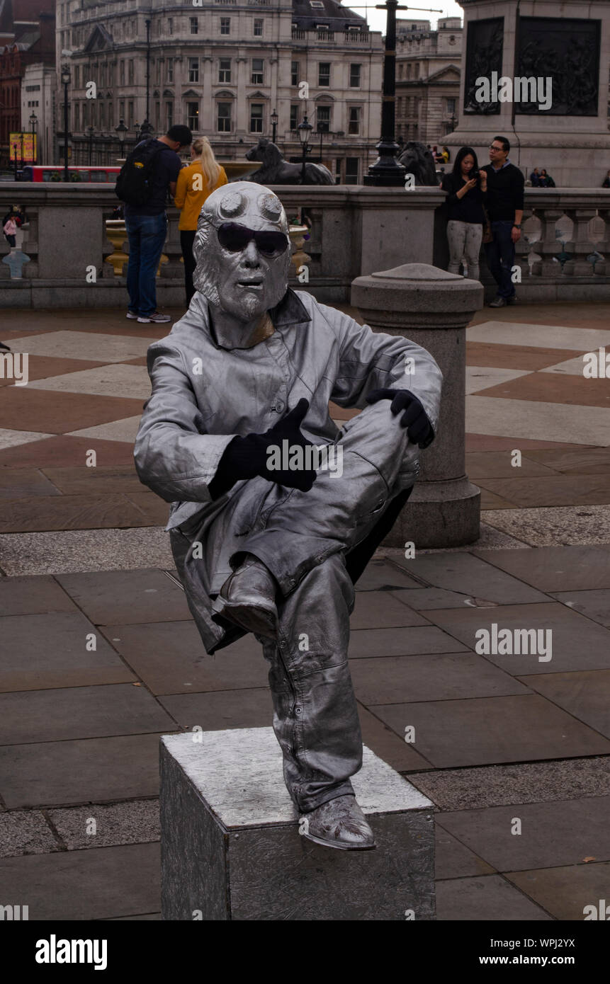 Living statues around the National Gallery, London Stock Photo Alamy