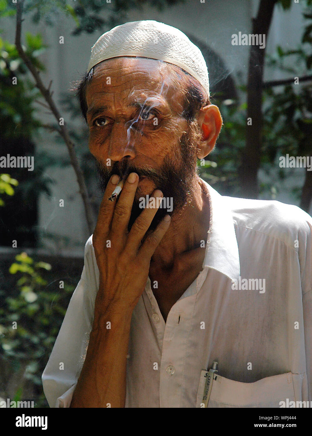 Peshawar Khyber Pakhtunkhwa In Pakistan Pakistani Man With A Black Beard In Peshawar Smoking A Cigarette Portrait In Sunlight Peshawar Pakistan Stock Photo Alamy