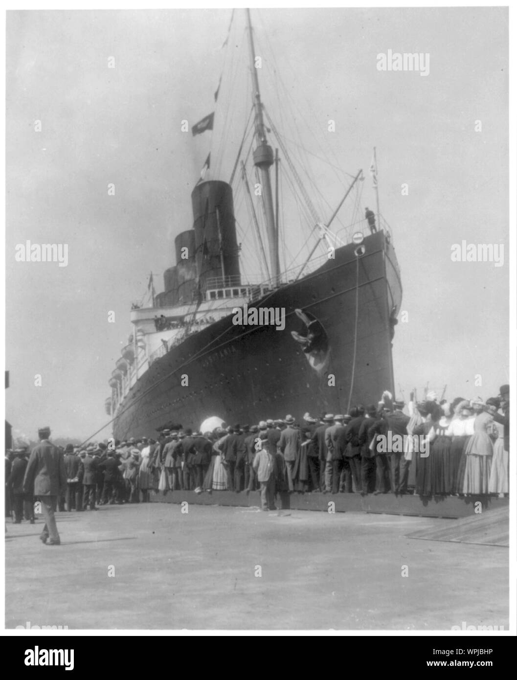 LUSITANIA arriving in N.Y. for first time, Sept. 13, 1907: bow & portside view at dock; welcoming crowd Stock Photo