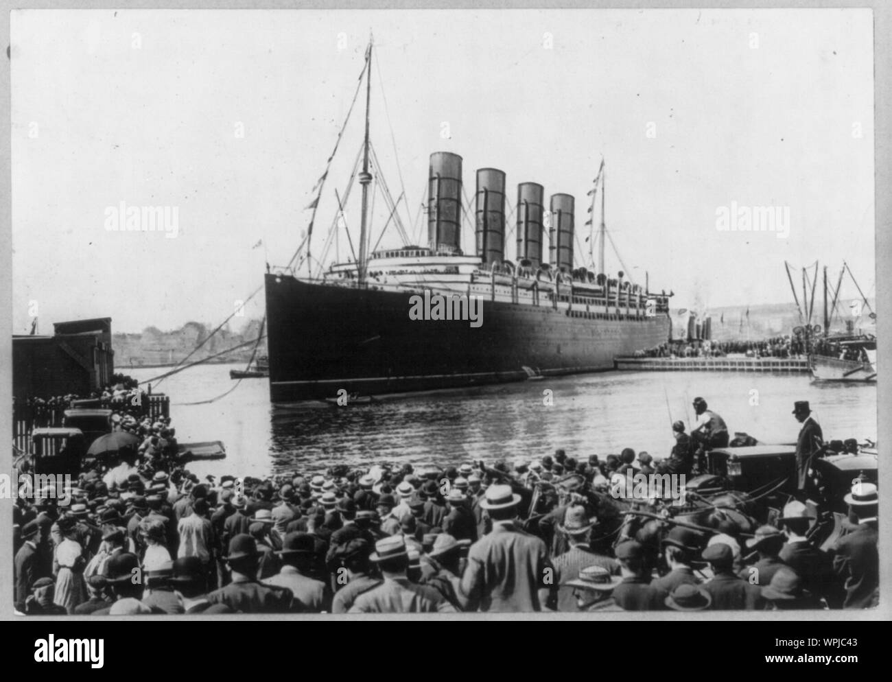 LUSITANIA, 1907-1914, New York City: warping into dock, NYC, 13 Sept. 1907, crowd in foregrd. Stock Photo
