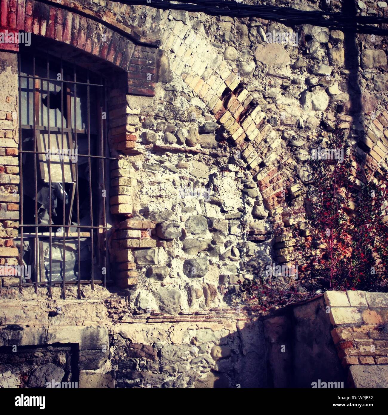 Old stone house wall hi-res stock photography and images - Alamy