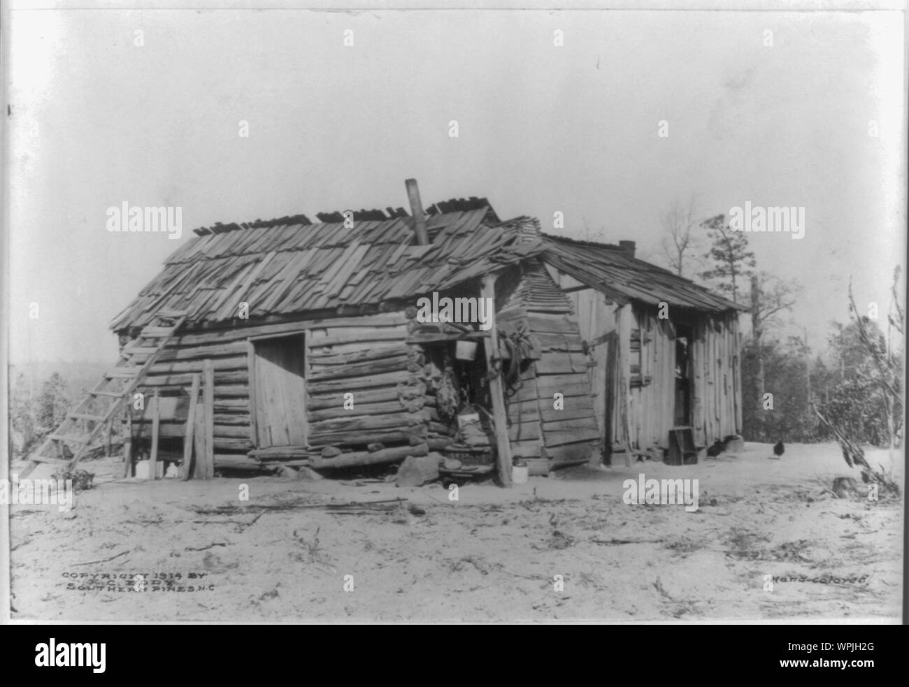 Log and frame cabin Black and White Stock Photos & Images - Alamy