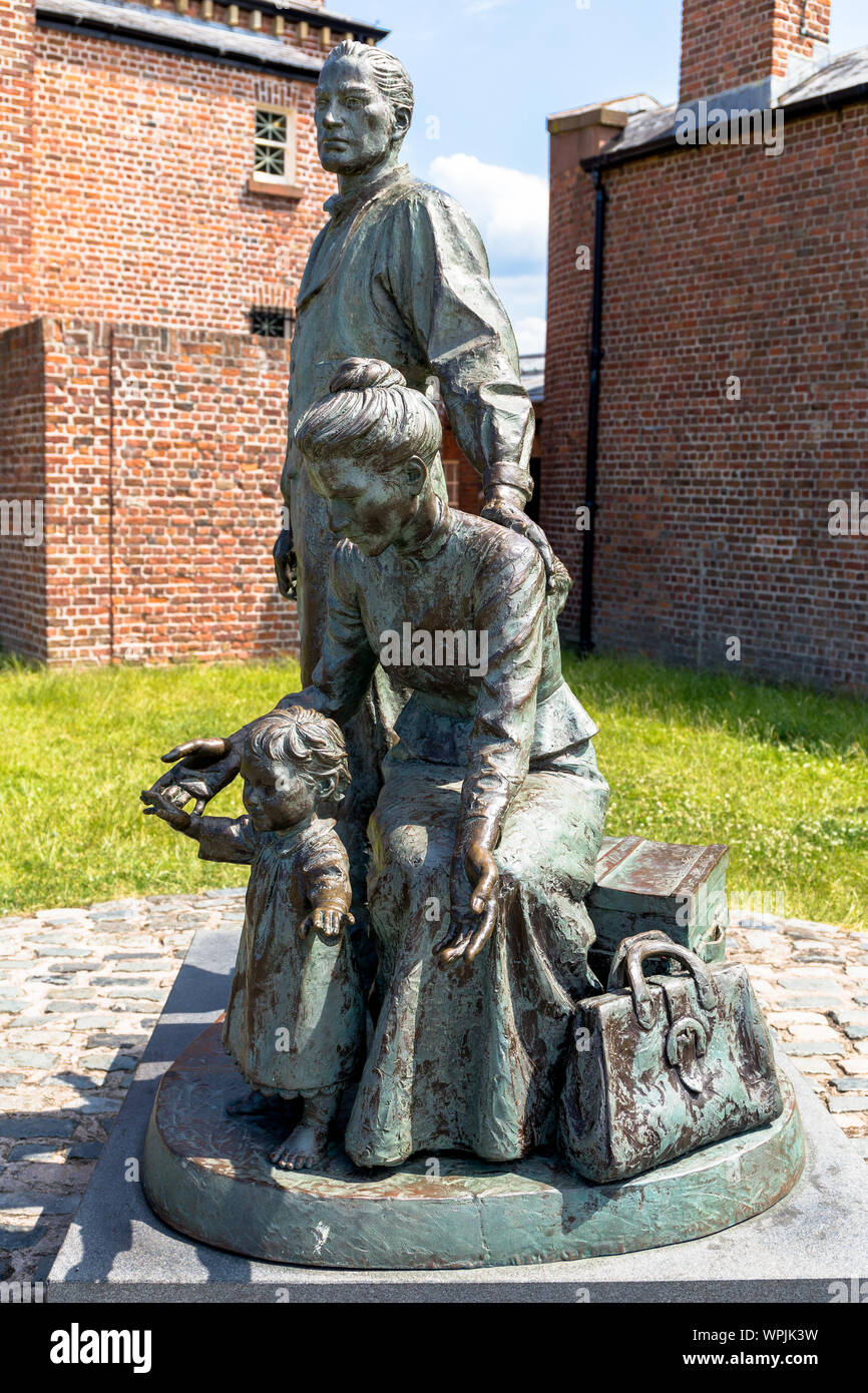 Legacy Sculpture, 'The crossing'. immigrant family, by Mark de Graffenried, port, Liverpool, Merseyside, England, United Kingdom Stock Photo