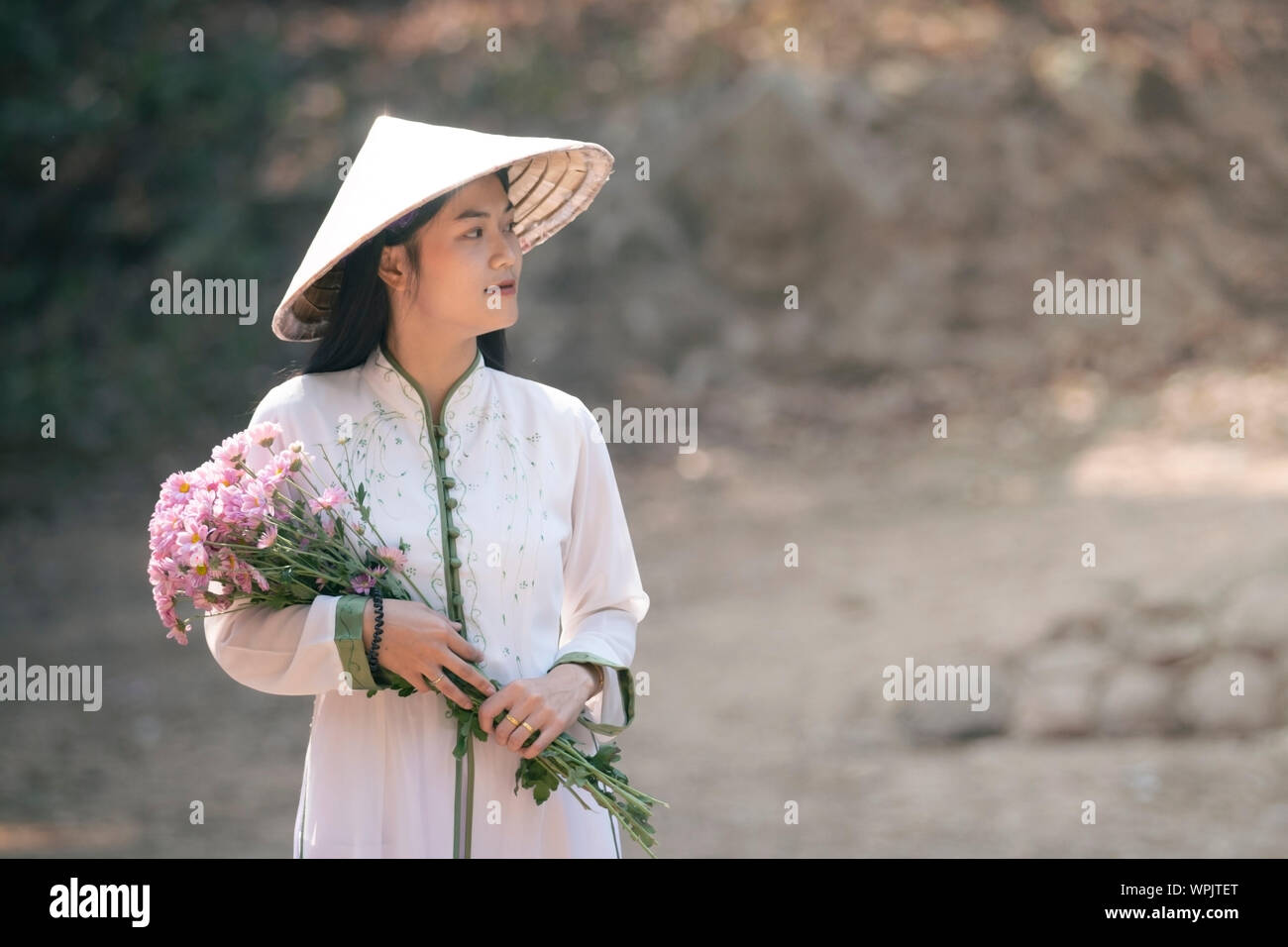 Vietnamese traditional costume hi-res stock photography and images - Page  17 - Alamy