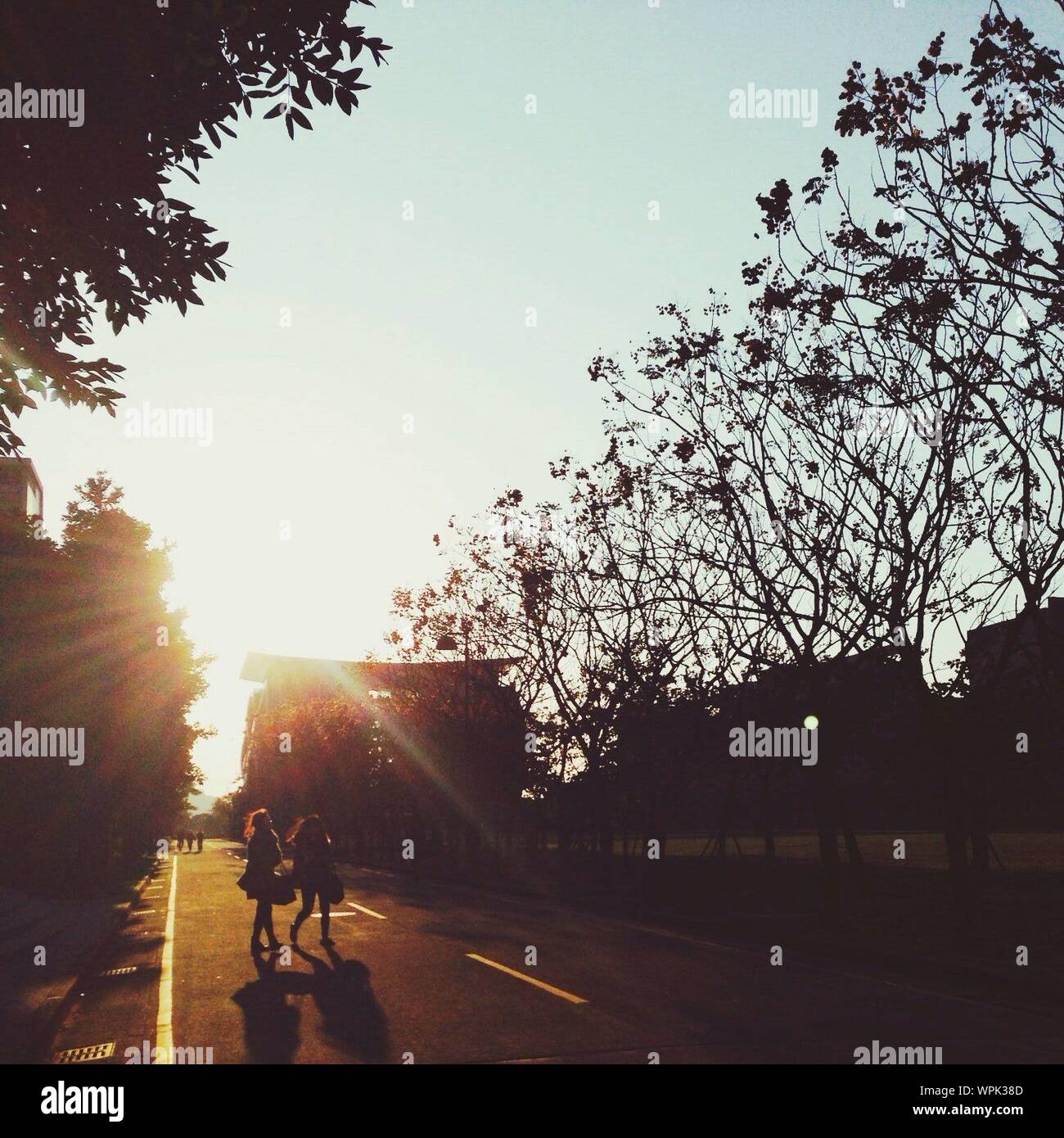 Women walking street silhouette hi-res stock photography and images - Alamy
