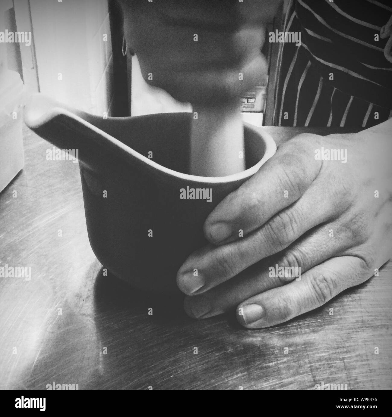 Hand grinding hires stock photography and images Alamy