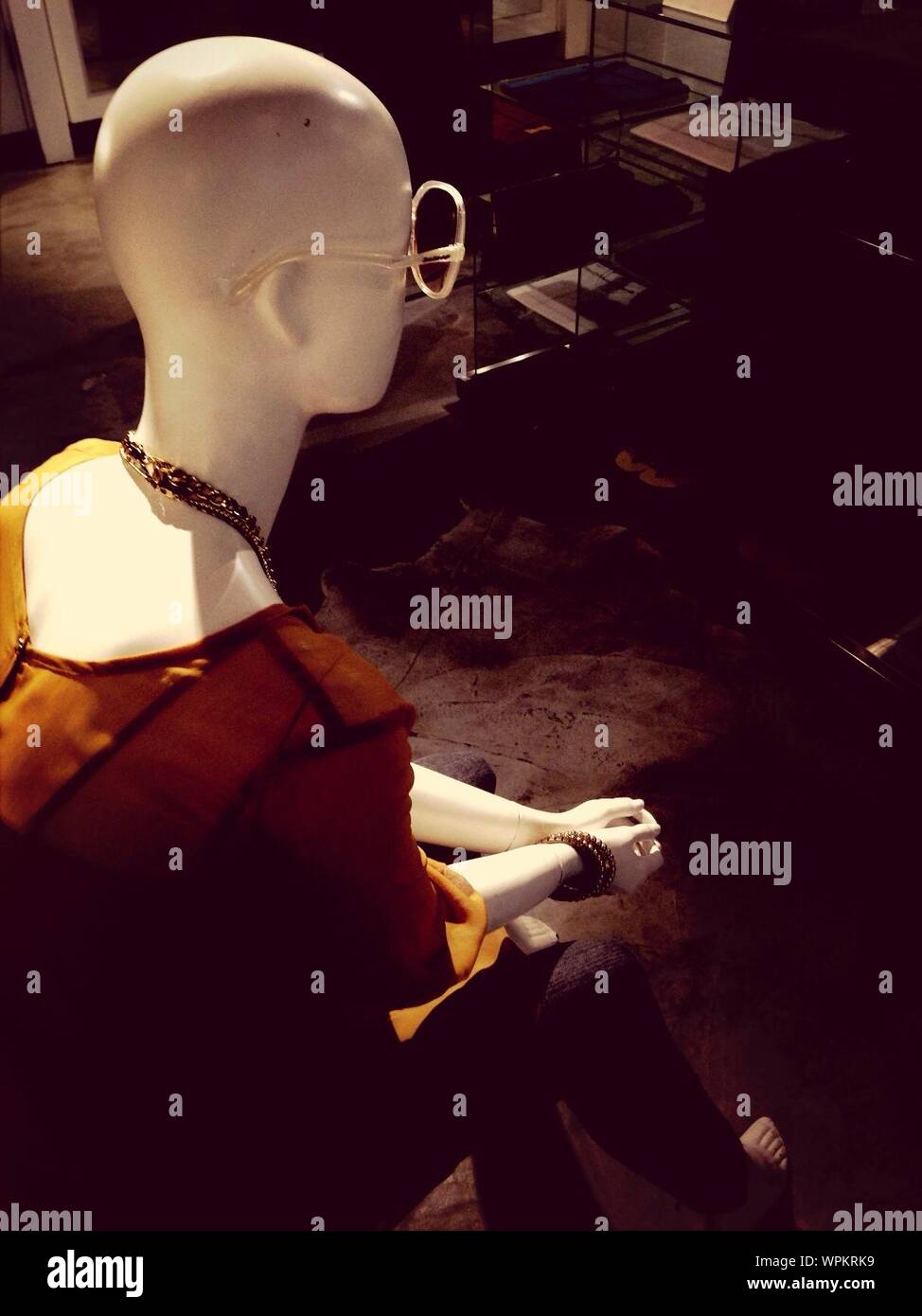 Sitting mannequin hi-res stock photography and images - Alamy