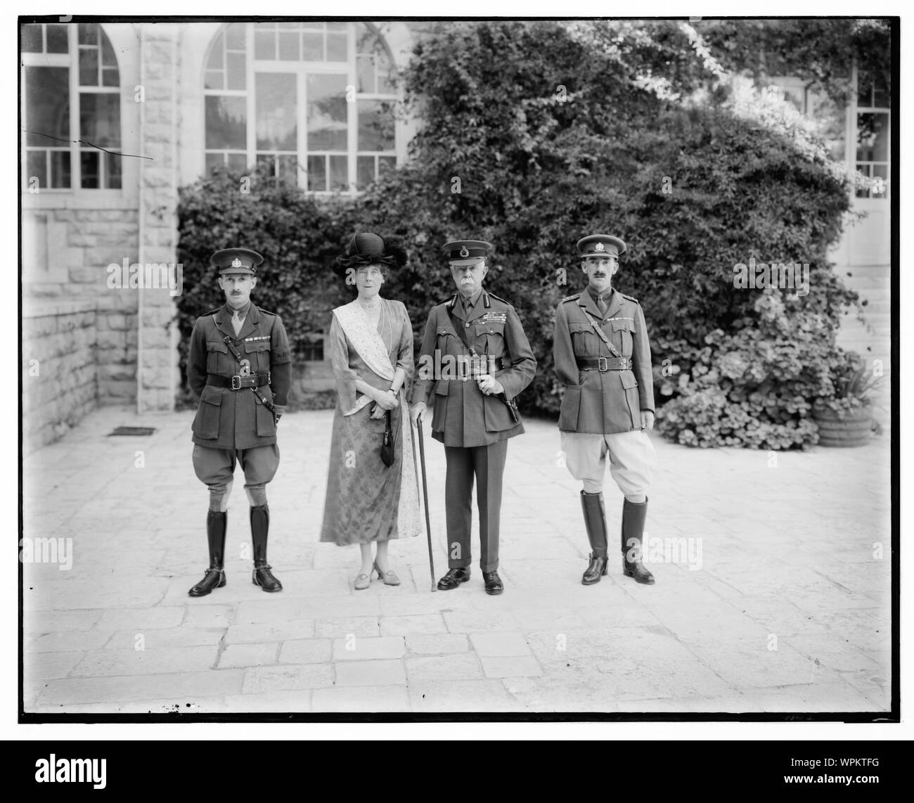 Lord & Lady Plumer, flanked by 2 officers Stock Photo