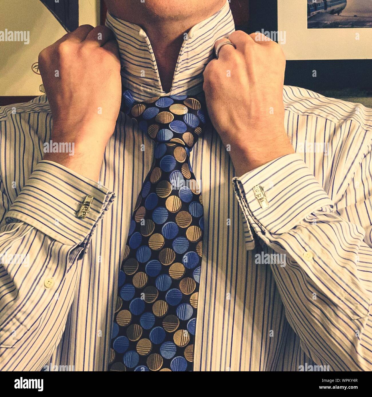 Правила подбора галстука. Галстук. Незатянутый галстук. Мужчина в галстуке. It was a tie.