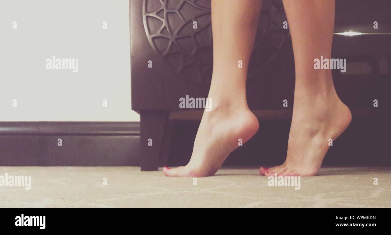 2 на цыпочках. 2 на цыпочках. Ноги девушки на цыпочках. Ноги на цыпочках. Ступни на цыпочках.