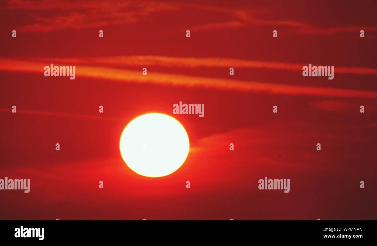 Sun in red color hi-res stock photography and images - Alamy