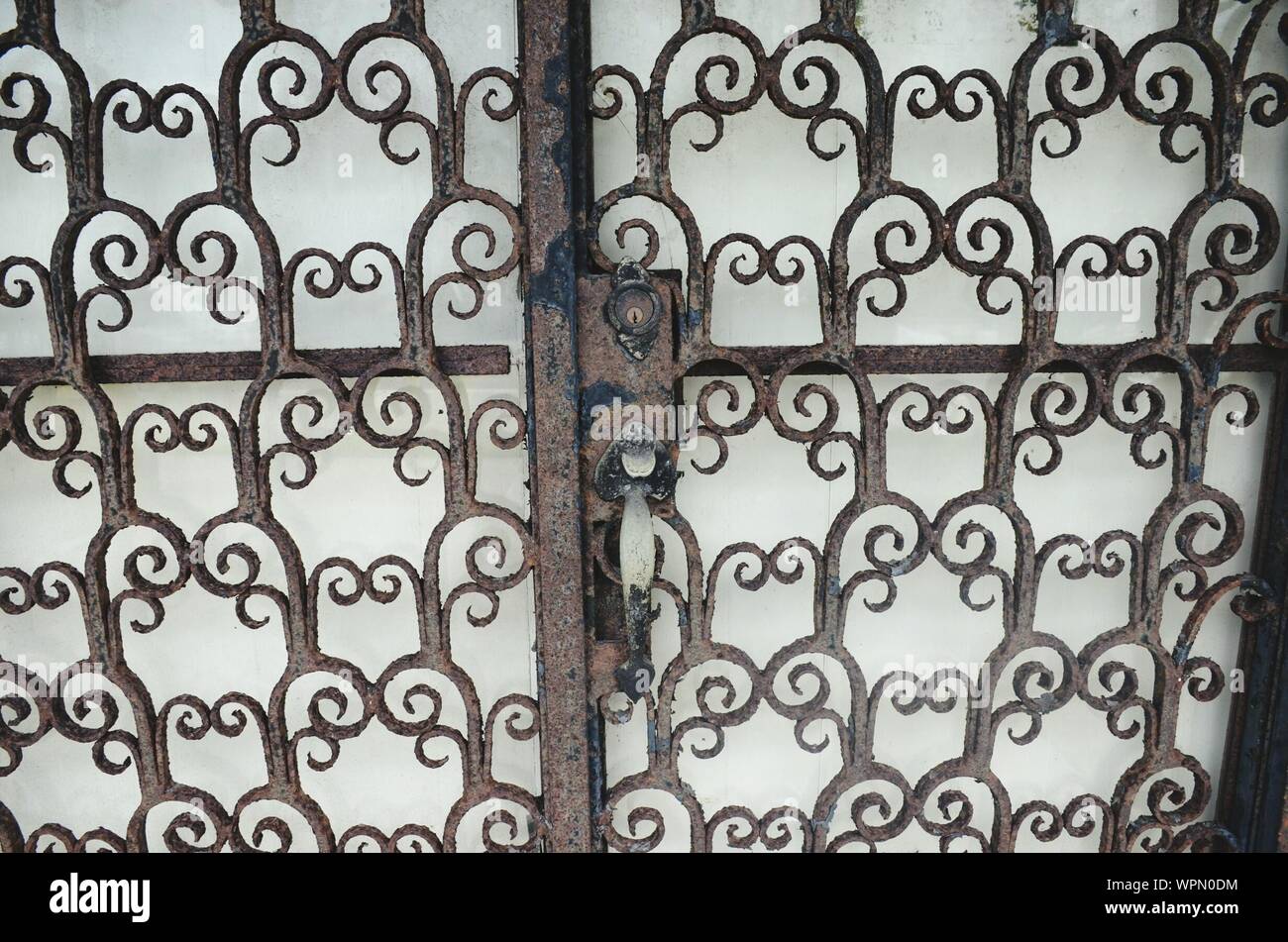Rusty metal gate hi-res stock photography and images - Alamy