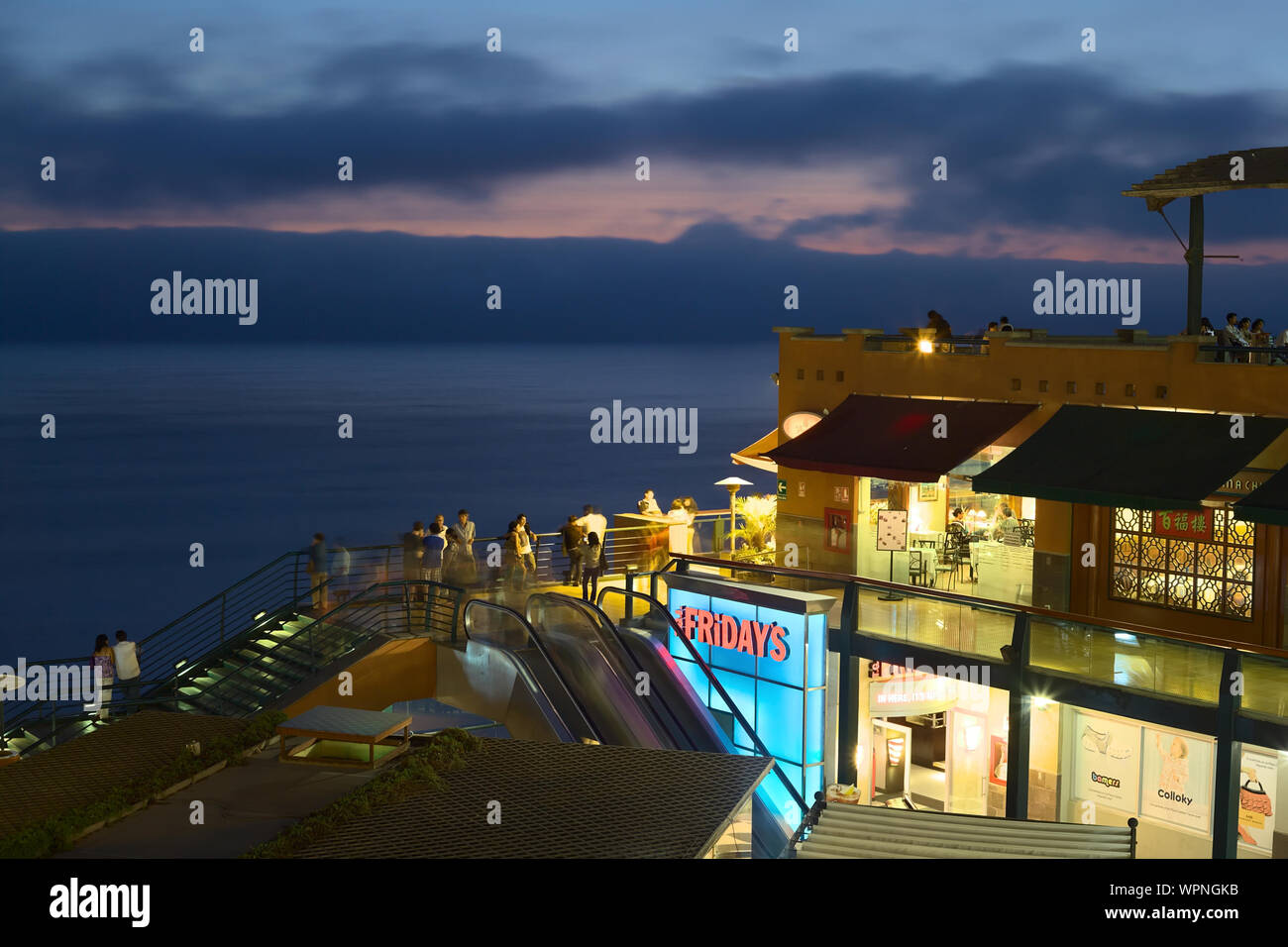 Tgi fridays bar hi-res stock photography and images - Alamy