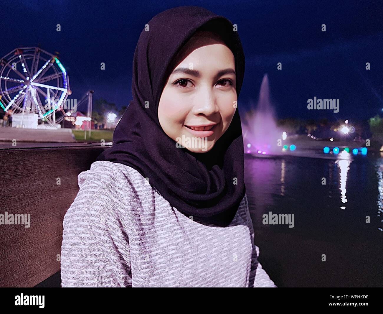 Woman looking up sky night hi-res stock photography and images - Alamy