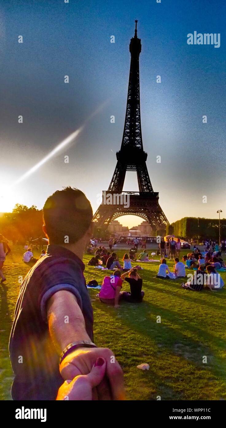 Hand and eiffel tower hires stock photography and images Alamy