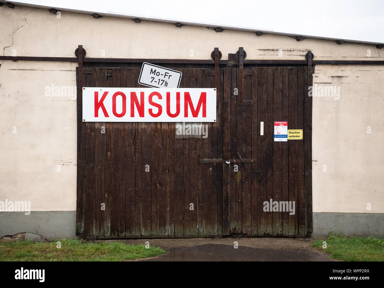 09 September 19 Brandenburg Nauen Ot Ribbeck A Gate With The Inscription Konsum And The Opening 09 September 19 Brandenburg Nauen Ot Ribbeck A Gate With The Inscription Konsum And The Opening