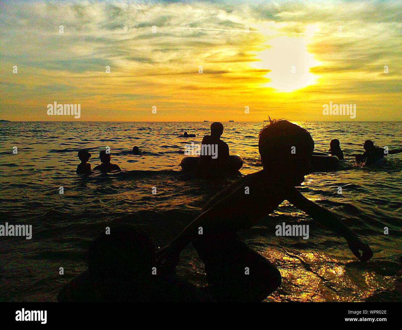 Sea playing children hi-res stock photography and images - Alamy