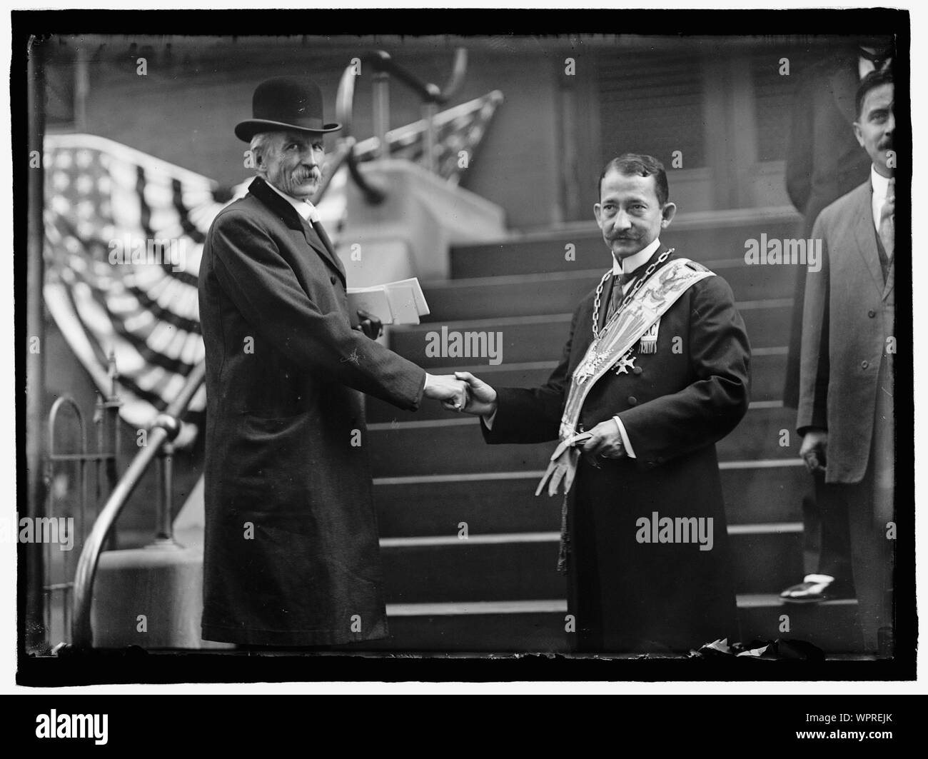 MASON'S INTERNATIONAL CONGRESS OF 33RD DEGREE. RICHARDSON SHAKING HANDS