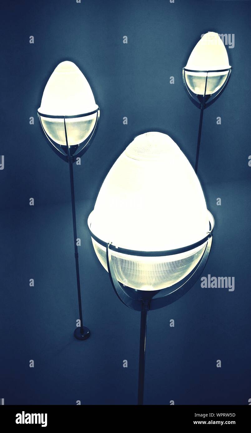 Lights hanging down hires stock photography and images Alamy