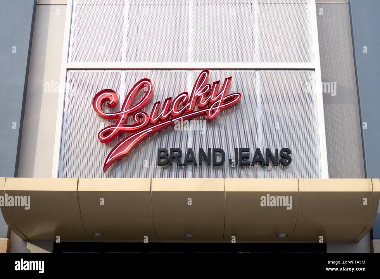 Lucky Brand Retail Store Sign Editorial Stock Image - Image of business,  building: 156791394
