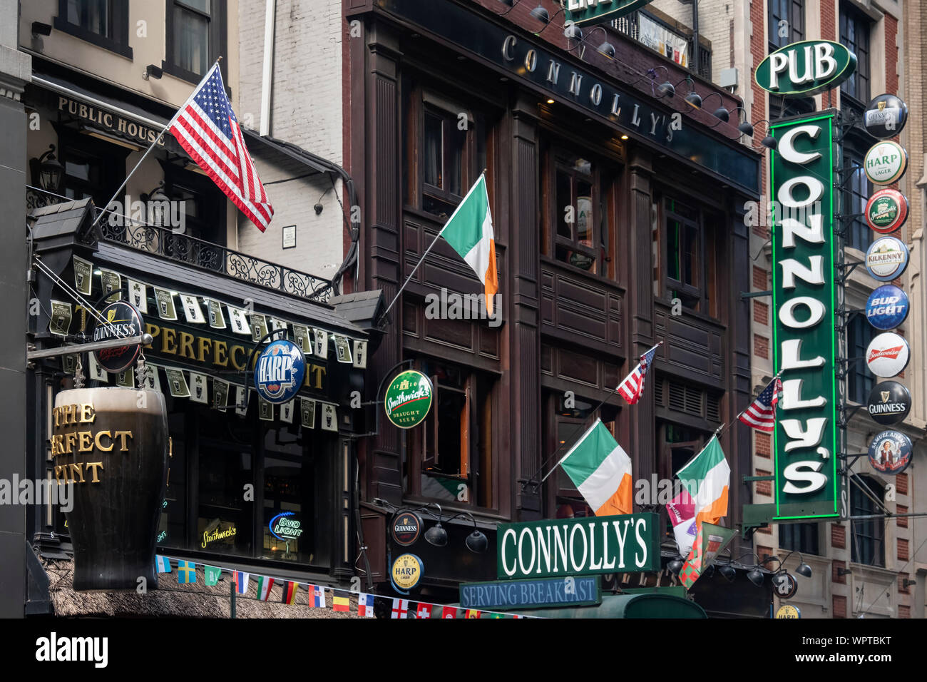 Outside of Connolly’s Irish Bar, 45th Street, Midtown Manhattan, New York, USA Stock Photo