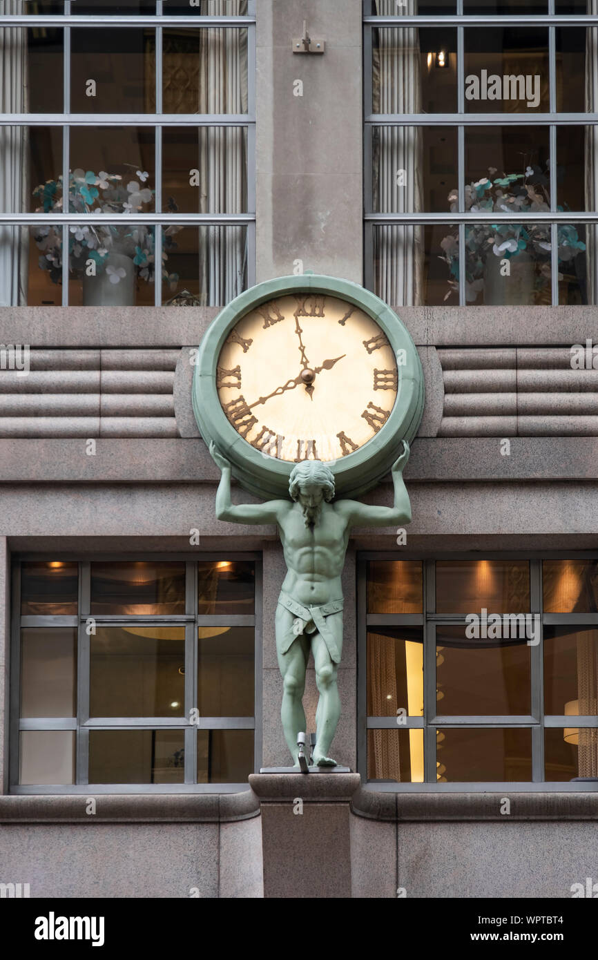 Tiffany & Co’s 1853 Atlas Clock, Exterior of Tiffany & Co, 5th Avenue, Manhattan, New York, USA Stock Photo