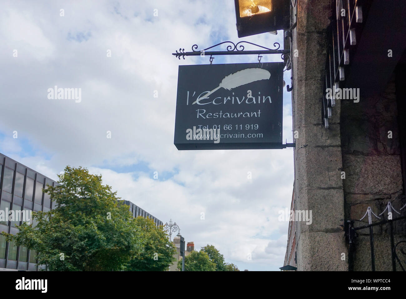 A sign for the Michelin starred L'Ecrivain Restaurant in Lower Baggot Street. a fine dining restaurant specialising in Irish and French cuisine. Stock Photo