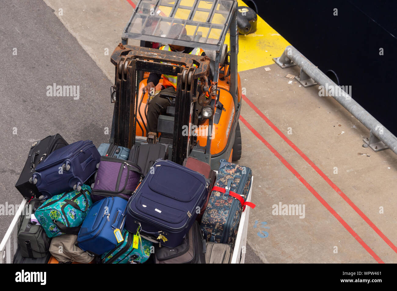 Luggage loading vehicle hires stock photography and images Alamy