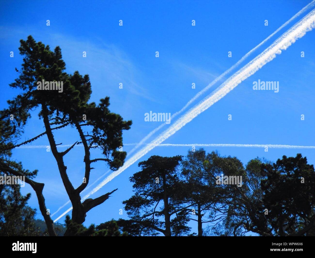 Long contrail hi-res stock photography and images - Alamy