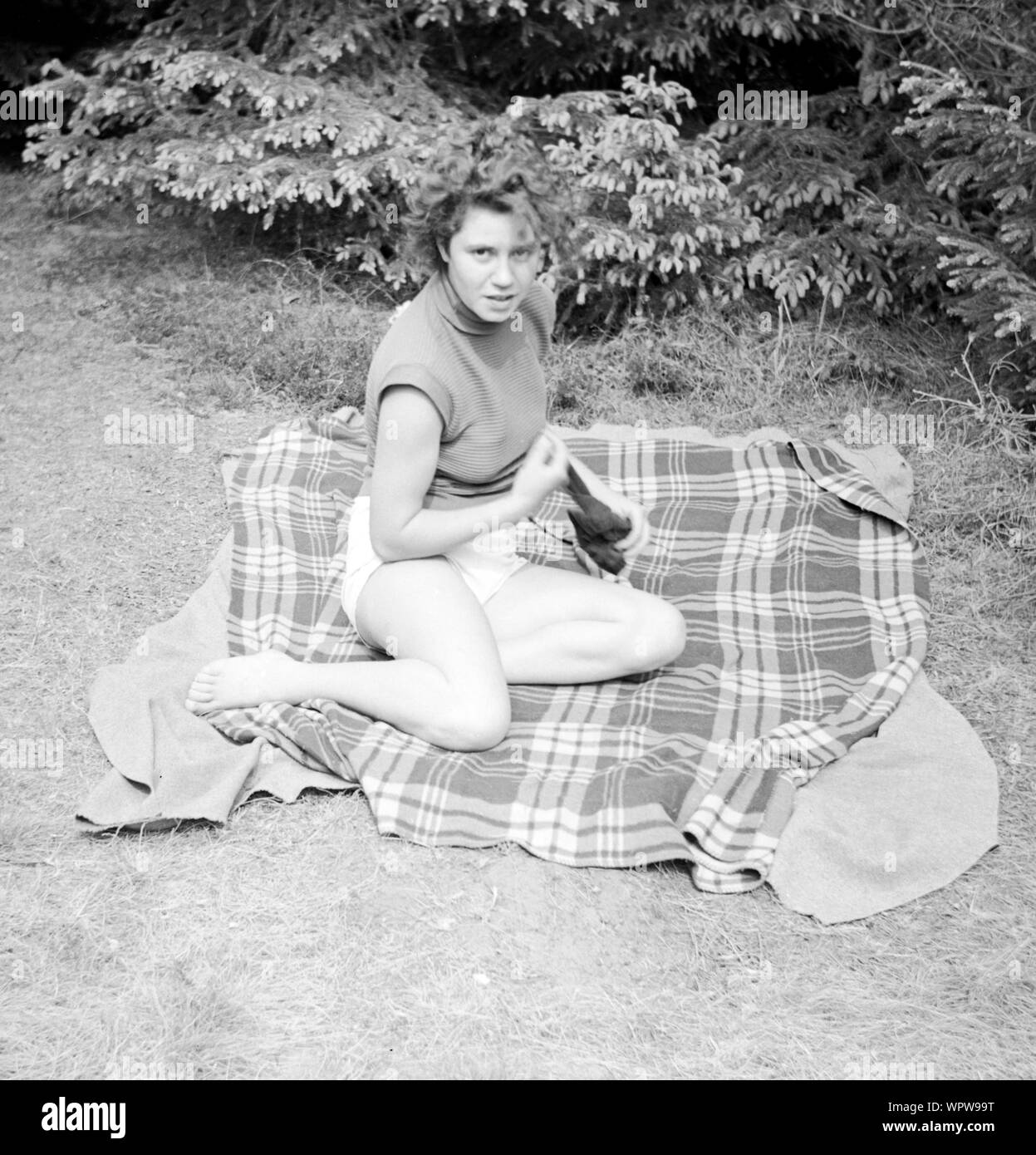 Europa, Deutschland, Hamburg, junge Frau beim Picknicken , 1950er Jahre / Europe, Germany, Hamburg, young lady has a picnic , in the 1950th . Stock Photo