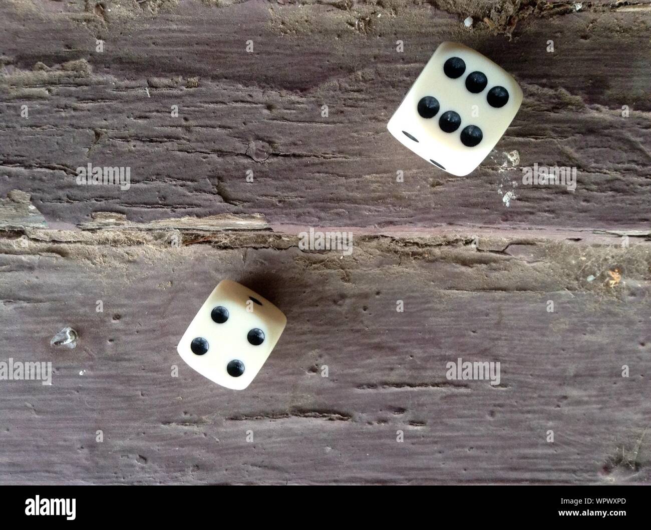 Rolling dice hires stock photography and images Alamy