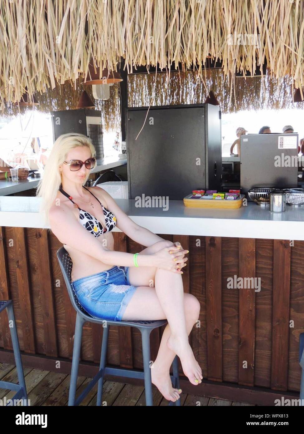 Countertop sitting hires stock photography and images Alamy