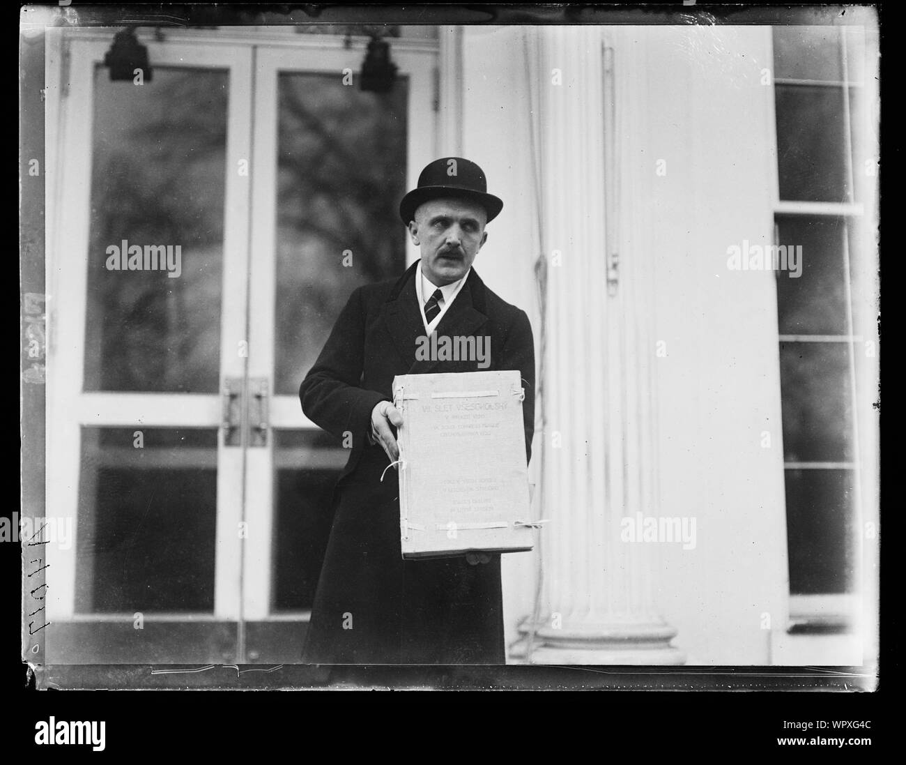 Man at White House, with book: VII. Slet Vsesokolsky, V Praze 1920, VII Sokol Congress, Prague, Cxechoslovakia, 1920 Washington, D.C. Stock Photo