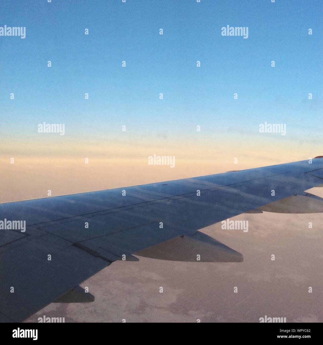 Airplane wing flying hi-res stock photography and images - Alamy