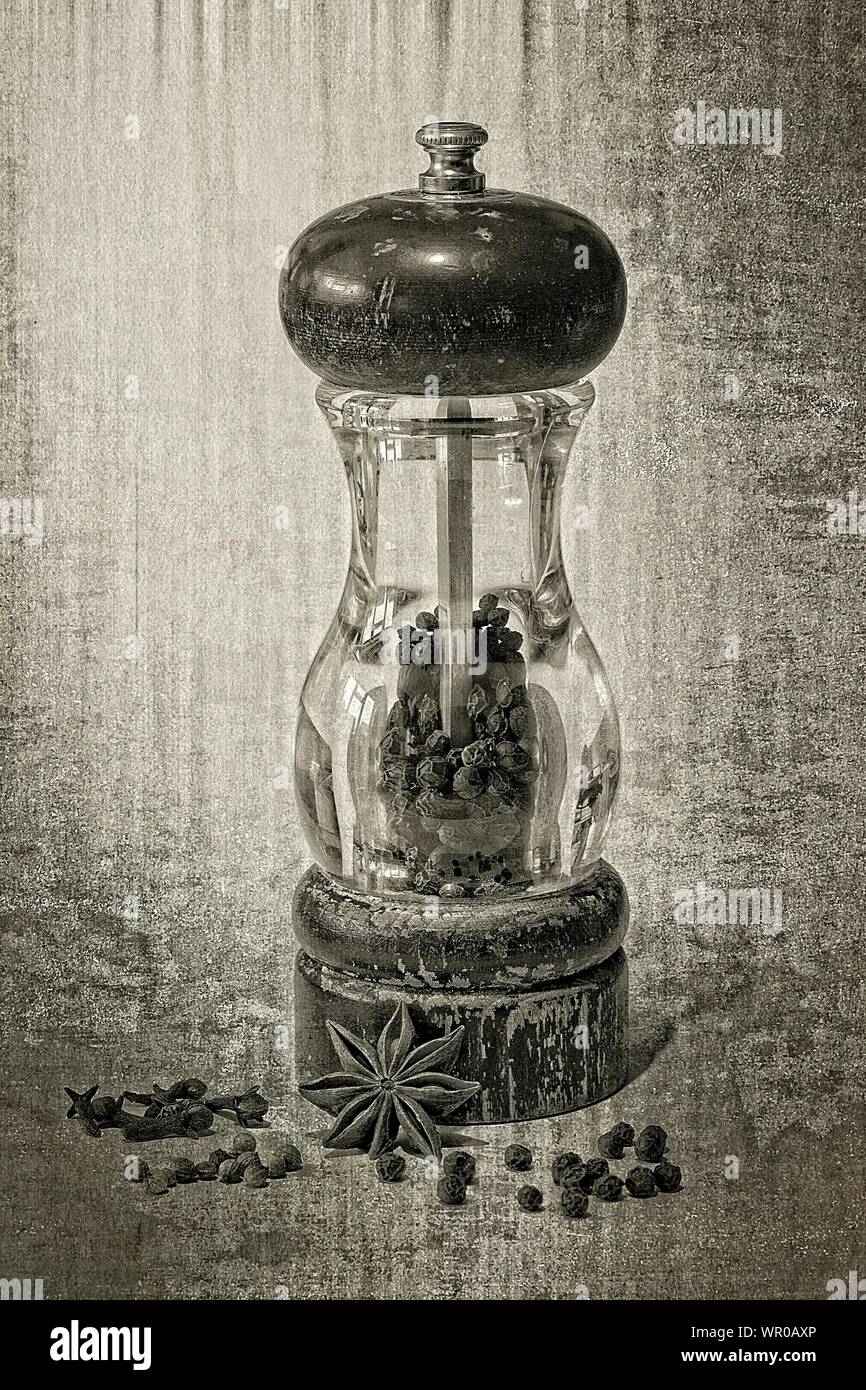 Download Pepper Grinder High Resolution Stock Photography And Images Alamy Yellowimages Mockups