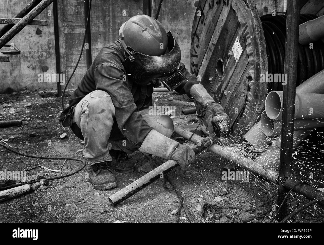 Manual welding hires stock photography and images Alamy