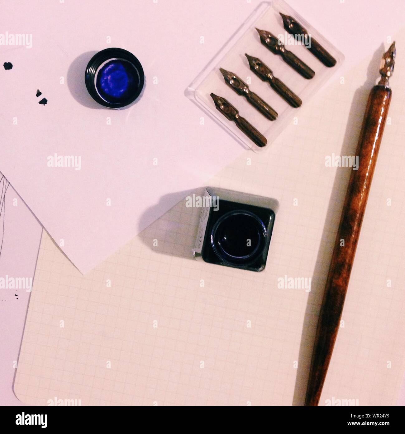 Ink pot and pen High Resolution Stock Photography and Images Alamy