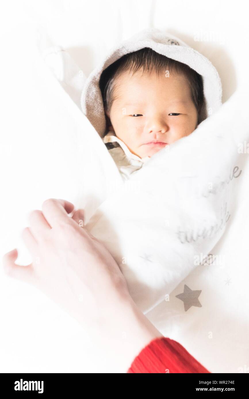 Asian family bed baby hires stock photography and images Alamy
