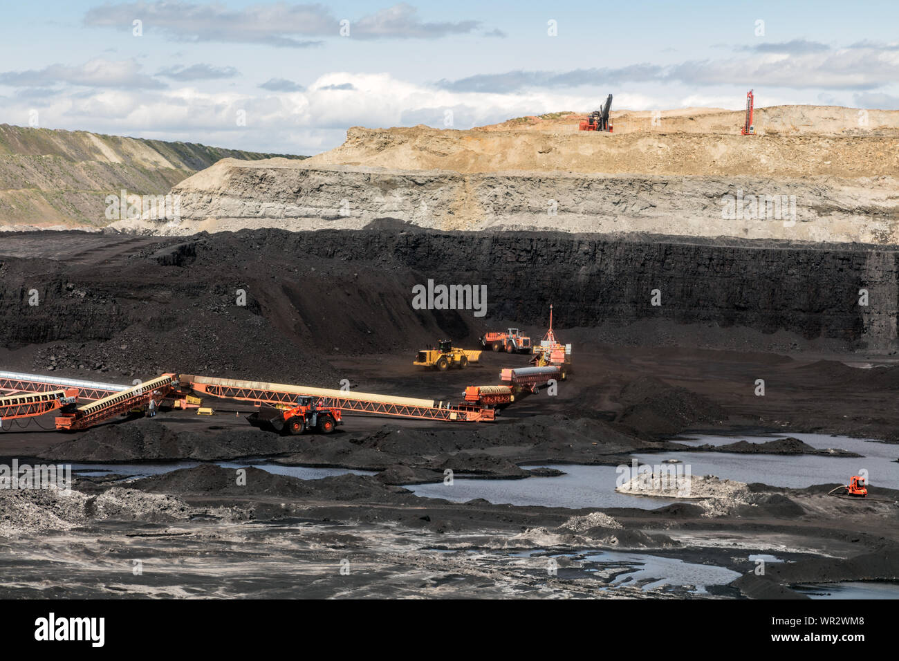 Massive machinery at work in the open-pit Wyodak coal mine in the coal-rich Powder River Basin outside Gillette, Wyoming Stock Photo