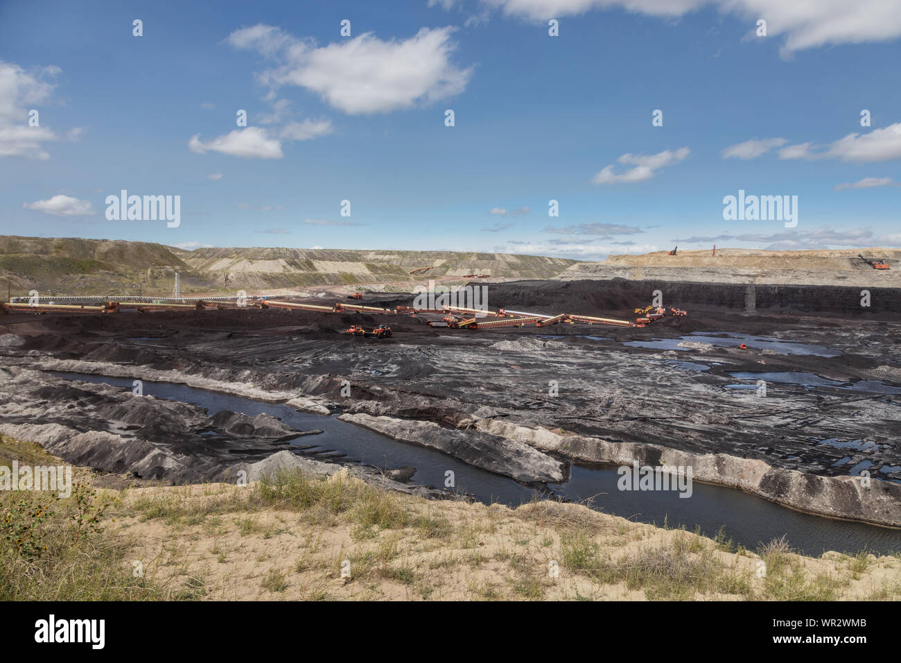 Massive machinery at work in the open-pit Wyodak coal mine in the coal-rich Powder River Basin outside Gillette, Wyoming Stock Photo