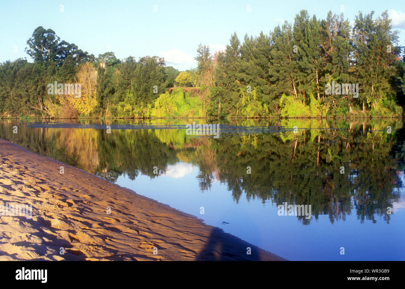 FORESHORE AND BEACH OF THE HAWKESBURY RIVER AT WINDSOR, NEW SOUTH WALES, AUSTRALIA Stock Photo